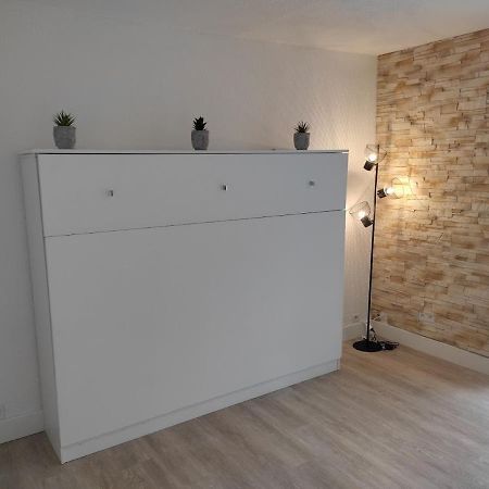 Charmant Studio Lumineux Avec Piscine Frejus Bagian luar foto