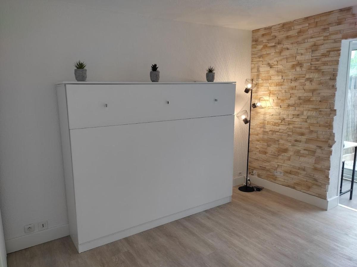 Charmant Studio Lumineux Avec Piscine Frejus Bagian luar foto