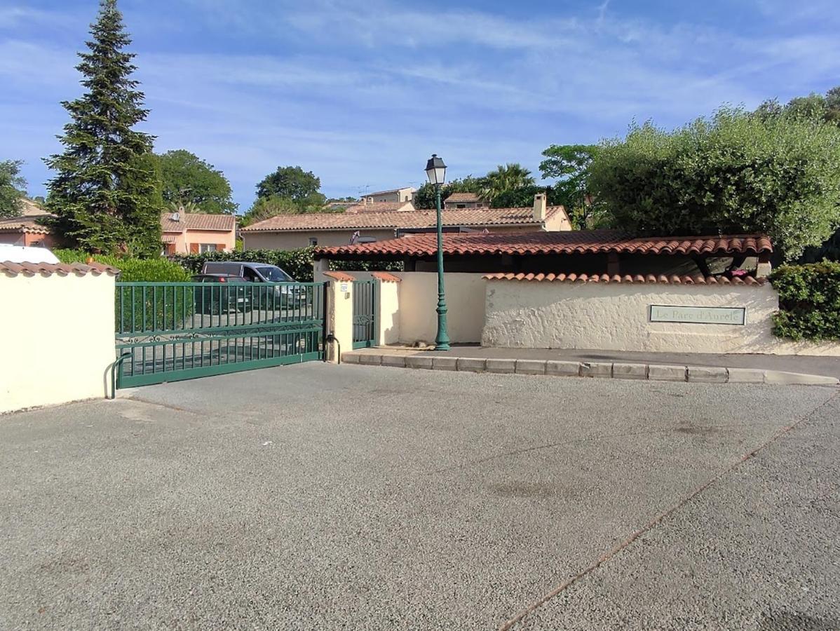 Charmant Studio Lumineux Avec Piscine Frejus Bagian luar foto